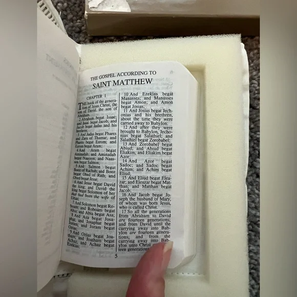 Elegant Baby Heirloom Bible in gift box - Picture 8 of 12